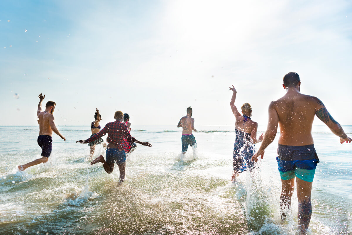 Gente en la playa diviertiéndose